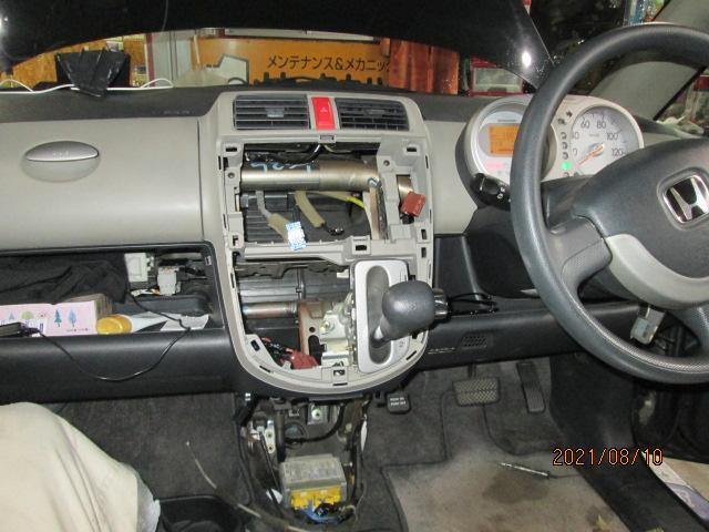 ホンダライフJB6　ステレオ電源が切れる　イルミネーション配線点検