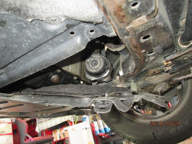 トヨタプリウスZVW30 アンダーカバー修理 雪道での破損修復作業 トヨタプリウスZVW30 アンダーカバー修理 雪道での破損修復作業