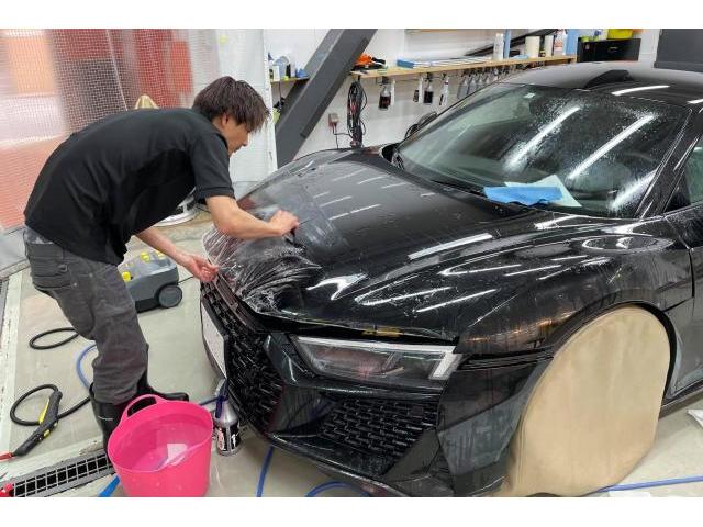 アウディ・R8｜プロテクションフィルム施工｜エンブレムペイント（塗装）交換｜ブラックアウト