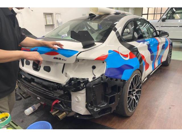 BMW M2CS｜レース車両ラッピング｜フロントガラス保護フィルム（P-Shield）