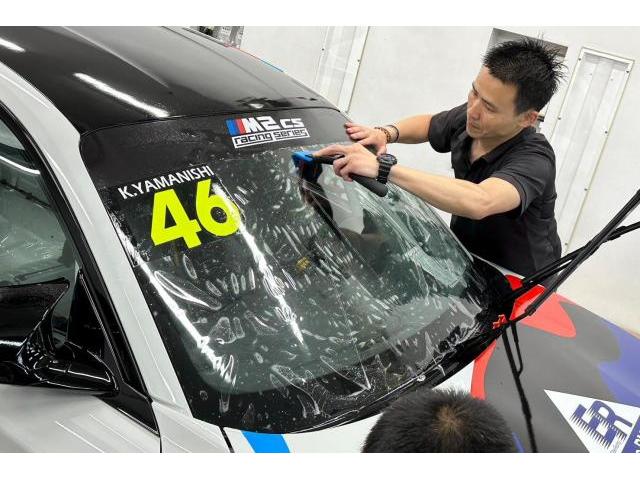 BMW M2CS｜レース車両ラッピング｜フロントガラス保護フィルム（P-Shield）