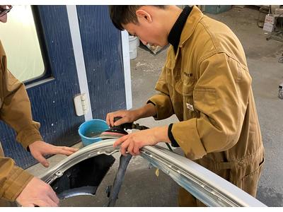 プロの塗装、板金スタッフが在籍しています