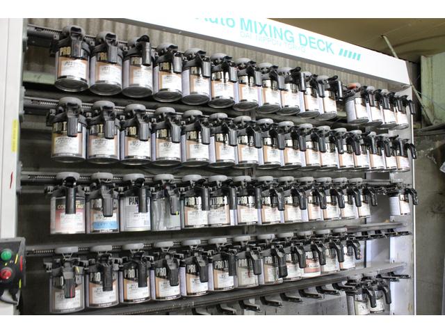 機械調色をした後に、熟練された眼でさらに色を合わせます。