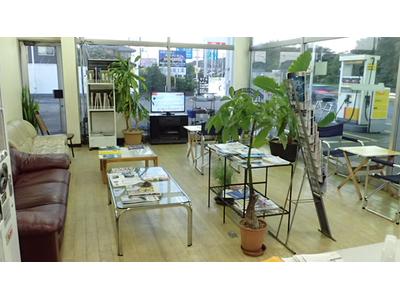 広いセールスルームです。