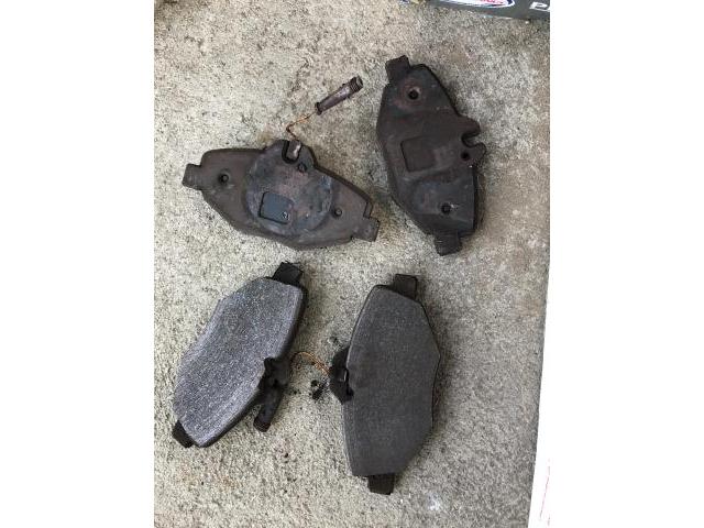 メルセデスベンツE320
フロントブレーキパッド交換作業