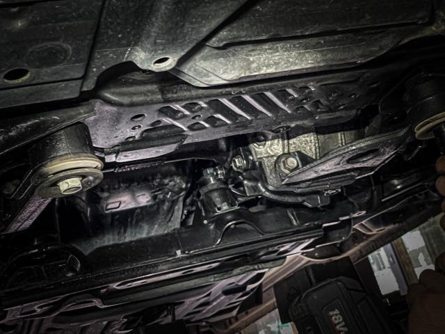 200系ハイエース4WD フロントデフ上げブロック施工 ハイエース 200系ハイエース4WD フロントデフ上げブロック施工 ハイエース