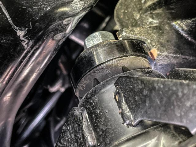 4WDハイエースローダウンスタイル フロントデフ上げブロック施工 ピットブル