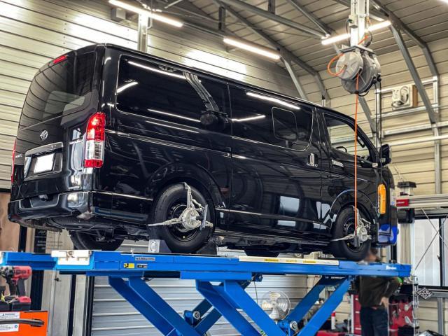 4WDハイエースローダウンスタイル フロントデフ上げブロック施工 ピットブル