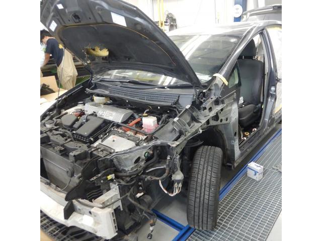 トヨタ　プリウス&alpha;　板金・外装補修