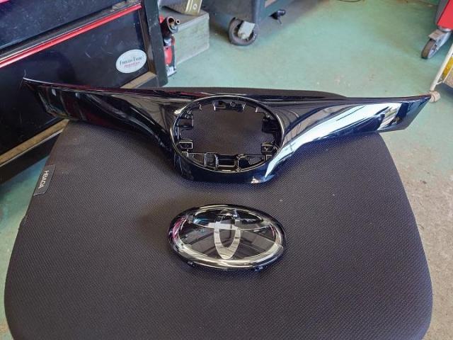 トヨタ　カローラツーリング　フロント　エンブレム　グリル　持ち込み　取り付け　　　　　　　持込パーツ　車検　整備　柏市　流山市　野田市　松戸市　我孫子市　取手市　守谷市　三郷市　吉川市　他地域　大歓迎です！！