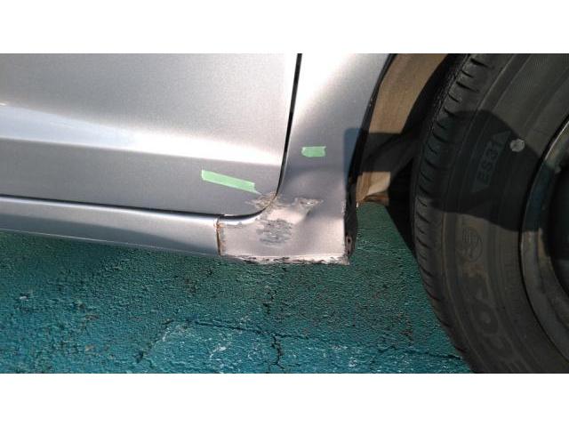 石川県　小松市　車　ホンダ　フィット　右サイドステップ　傷　へこみ　板金　塗装　修理