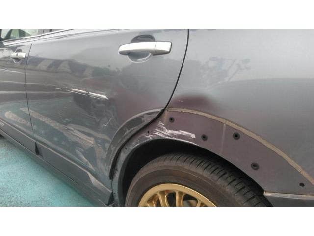 石川県　金沢市　車　スバル　エクシーガ　左リアドア　クォーター　傷　へこみ　板金　塗装　修理