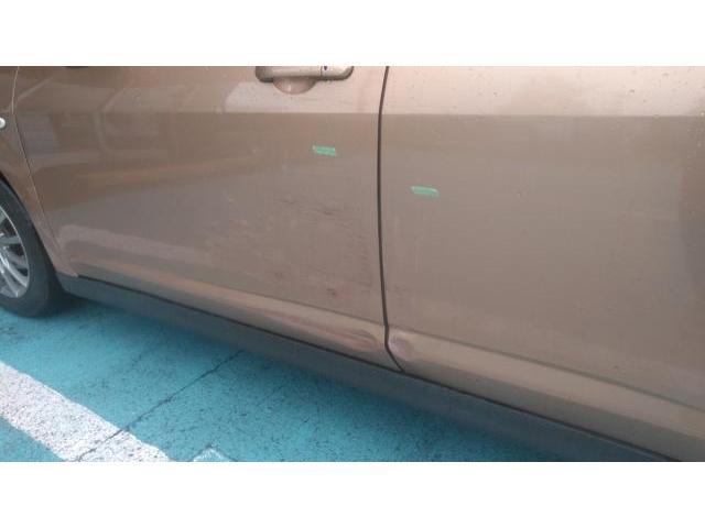 石川県　金沢市　車　日産　ティーダ　左ドア　傷　へこみ　板金　塗装　修理
