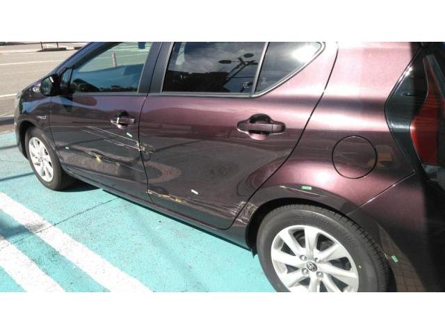 石川県　金沢市　車　トヨタ　アクア　左ドア　クォーター　フェンダー　リアバンパー　傷　へこみ　板金　塗装　修理