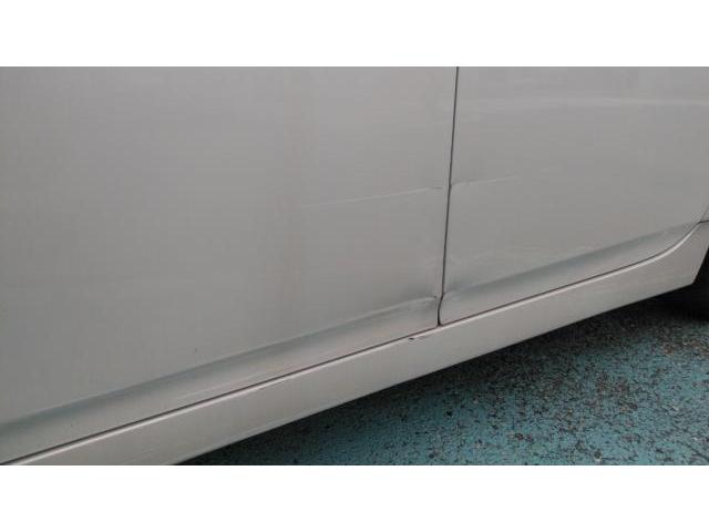 石川県　金沢市　車　トヨタ　プリウス　左ドア　傷　へこみ　板金　塗装　修理