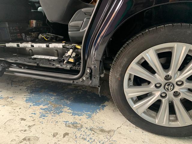 トヨタ　アルファード　鈑金塗装　左スライドドア　キズ　ヘコミ修理　大東市　門真市　寝屋川市