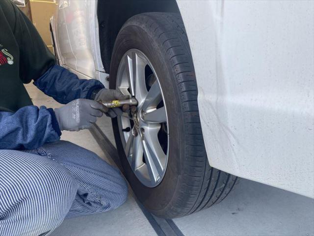 【タイヤ交換）】アベンシス　トヨタ　タイヤ交換　スタッドレスからノーマル　ノーマルタイヤ　夏タイヤ　即日対応　お値打ち　安い　早い　待合スペースあり　カフェ　四日市市
