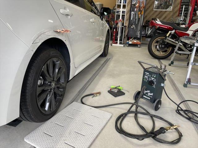 【板金塗装】①板金　カローラ　クォーター　リヤフェンダー　キズ修理　キズ直し　板金　塗装　へこみ修理　水性塗料　お値打ち　安い　早い　代車無料　四日市市　