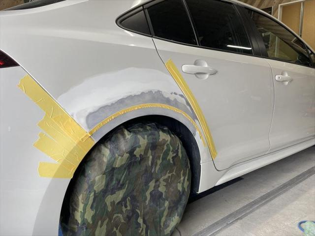 【板金塗装】①板金　カローラ　クォーター　リヤフェンダー　キズ修理　キズ直し　板金　塗装　へこみ修理　水性塗料　お値打ち　安い　早い　代車無料　四日市市　