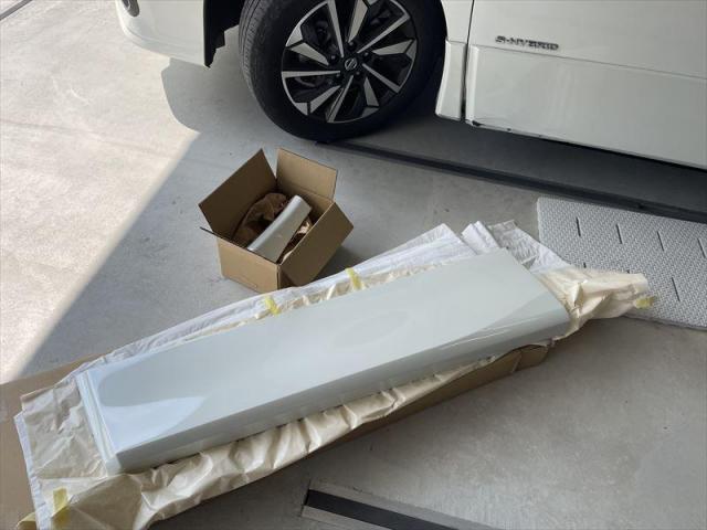 【スライドドアモール交換】セレナ　スライドドア　部品交換　こすり傷　板金塗装　お値打ち　安い　早い　代車無料　三重県　四日市市　鈴鹿市　カフェスペース　カード支払い　電子マネー決済　