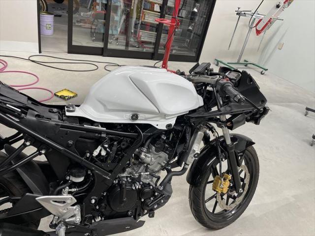 【バイク塗装】 スズキ　GSX125R　カラーチェンジ　バイク　タンク塗装　カウル塗装　カスタム　カラー選べます　お値打ち　安い　整備工場　板金工場　おしゃれ　カフェスペース　三重県　四日市市　鈴鹿市　桑名市　菰野町　朝日町　川越町