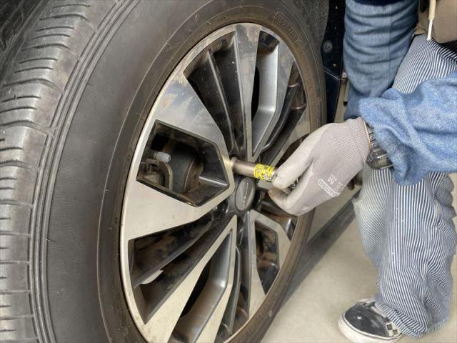 【タイヤ交換】 エクストレイル　スタッドレス　ノーマル　冬タイヤから夏タイヤ　安い　お値打ち　早い　整備工場　板金工場　カフェスペース　おしゃれ　三重県　四日市市