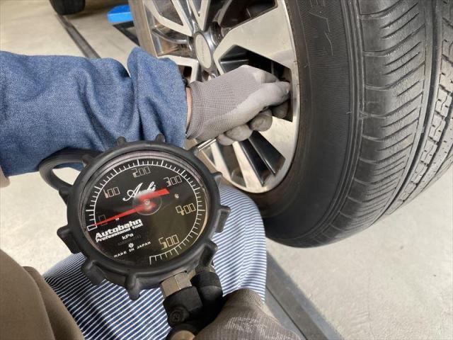 【タイヤ交換】 エクストレイル　スタッドレス　ノーマル　冬タイヤから夏タイヤ　安い　お値打ち　早い　整備工場　板金工場　カフェスペース　おしゃれ　三重県　四日市市