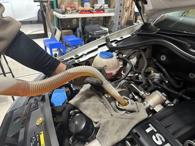 【エンジンオイル交換】 ポロ　オイル交換　アッシュオイル　10W-40　ロングライフオイル　お値打ち　安い　早い　整備工場　オリーブカーズ　三重県　四日市市　菰野町　いなべ市　桑名市　鈴鹿市　クーポン有り