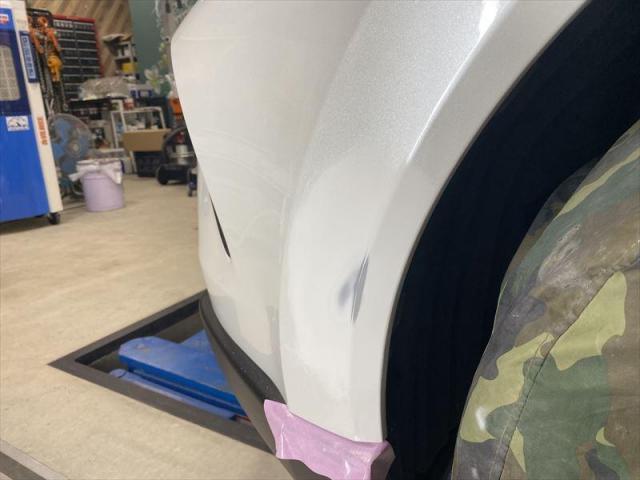 【フロントバンパー修理①】ハリアー　バンパー修理　鈑金　塗装　水性塗料　お値打ち　安い　早い　代車無料　即日修理　オリーブカーズ　三重県　四日市市