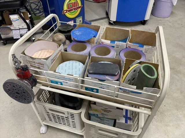 【フロントバンパー修理①】ハリアー　バンパー修理　鈑金　塗装　水性塗料　お値打ち　安い　早い　代車無料　即日修理　オリーブカーズ　三重県　四日市市