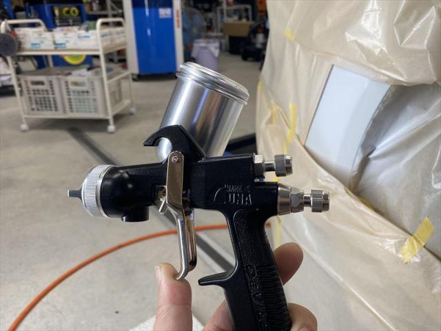 【フロントバンパー修理①】ハリアー　バンパー修理　鈑金　塗装　水性塗料　お値打ち　安い　早い　代車無料　即日修理　オリーブカーズ　三重県　四日市市