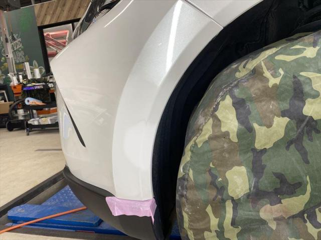 【フロントバンパー修理①】ハリアー　バンパー修理　鈑金　塗装　水性塗料　お値打ち　安い　早い　代車無料　即日修理　オリーブカーズ　三重県　四日市市