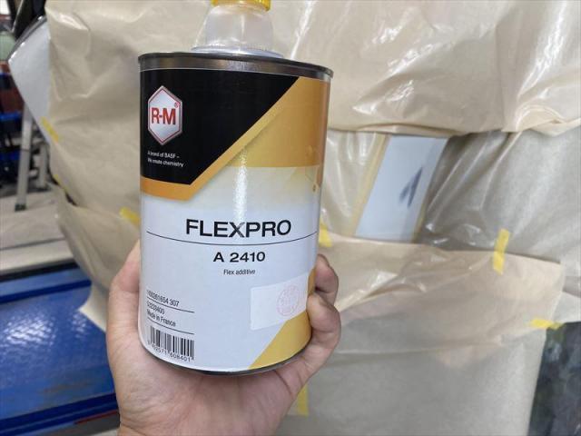 【フロントバンパー修理①】ハリアー　バンパー修理　鈑金　塗装　水性塗料　お値打ち　安い　早い　代車無料　即日修理　オリーブカーズ　三重県　四日市市