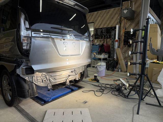 【追突被害修理③】　デリカＤ：２　エーミング　対物　保険修理　リヤ損傷　ゲート交換　リヤバンパー交換　代車無料　オリーブカーズ　三重県　四日市市