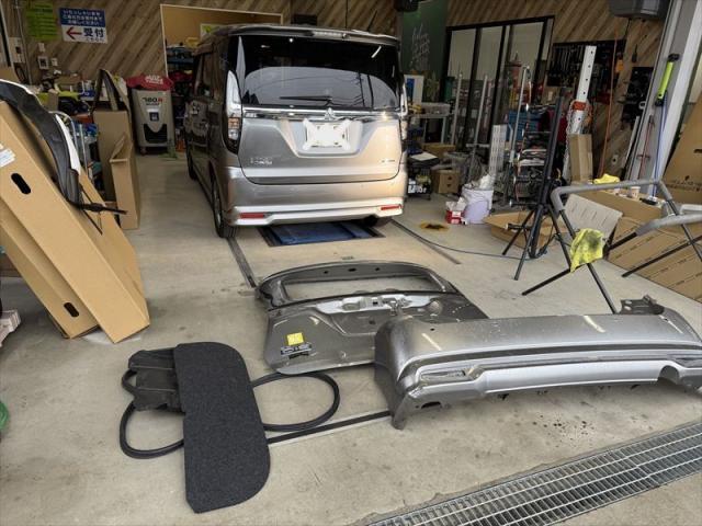 【追突被害修理③】　デリカＤ：２　エーミング　対物　保険修理　リヤ損傷　ゲート交換　リヤバンパー交換　代車無料　オリーブカーズ　三重県　四日市市