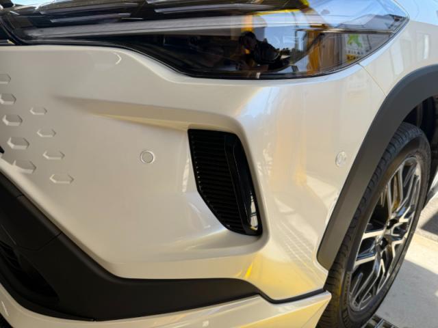 【ガーニッシュ・エンブレム貼り付け】　カローラクロス　新車　カスタム　ボンネットエンブレム　フロントバンパーガーニッシュ　エンブレム交換　お値打ち　安い　オリーブカーズ　三重県　四日市市