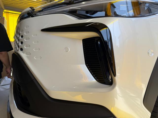 【ガーニッシュ・エンブレム貼り付け】　カローラクロス　新車　カスタム　ボンネットエンブレム　フロントバンパーガーニッシュ　エンブレム交換　お値打ち　安い　オリーブカーズ　三重県　四日市市