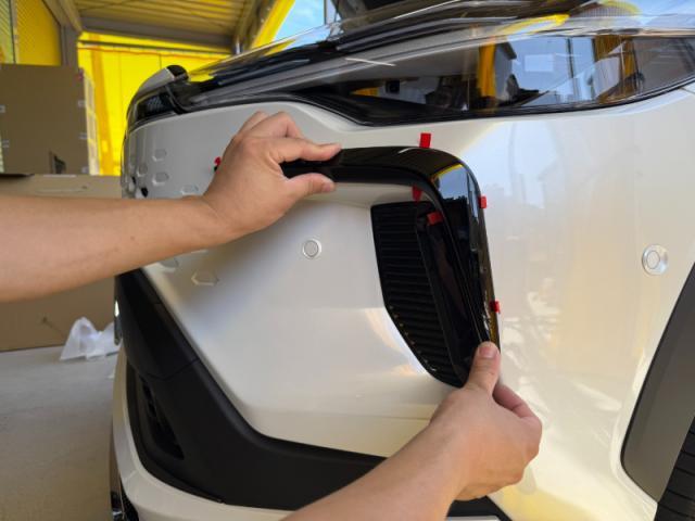 【ガーニッシュ・エンブレム貼り付け】　カローラクロス　新車　カスタム　ボンネットエンブレム　フロントバンパーガーニッシュ　エンブレム交換　お値打ち　安い　オリーブカーズ　三重県　四日市市