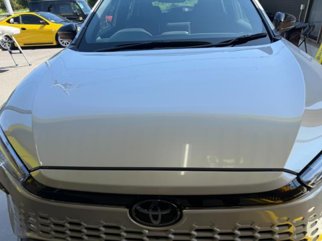 【ガーニッシュ・エンブレム貼り付け】　カローラクロス　新車　カスタム　ボンネットエンブレム　フロントバンパーガーニッシュ　エンブレム交換　お値打ち　安い　オリーブカーズ　三重県　四日市市