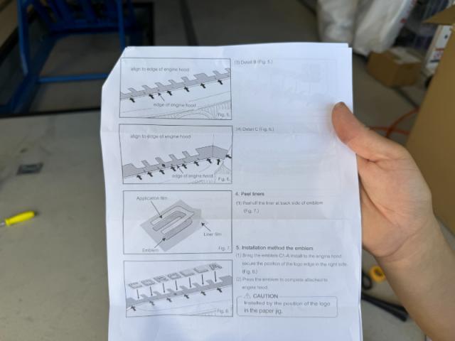 【ガーニッシュ・エンブレム貼り付け】　カローラクロス　新車　カスタム　ボンネットエンブレム　フロントバンパーガーニッシュ　エンブレム交換　お値打ち　安い　オリーブカーズ　三重県　四日市市