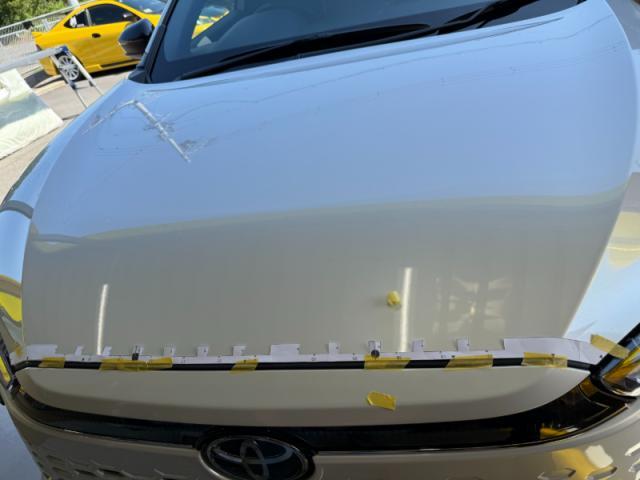 【ガーニッシュ・エンブレム貼り付け】　カローラクロス　新車　カスタム　ボンネットエンブレム　フロントバンパーガーニッシュ　エンブレム交換　お値打ち　安い　オリーブカーズ　三重県　四日市市