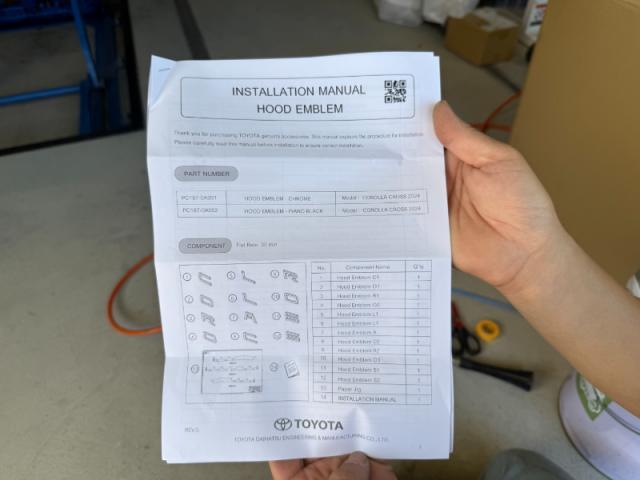 【ガーニッシュ・エンブレム貼り付け】　カローラクロス　新車　カスタム　ボンネットエンブレム　フロントバンパーガーニッシュ　エンブレム交換　お値打ち　安い　オリーブカーズ　三重県　四日市市