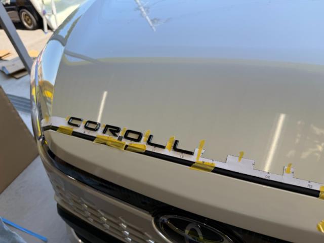 【ガーニッシュ・エンブレム貼り付け】　カローラクロス　新車　カスタム　ボンネットエンブレム　フロントバンパーガーニッシュ　エンブレム交換　お値打ち　安い　オリーブカーズ　三重県　四日市市