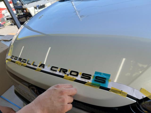 【ガーニッシュ・エンブレム貼り付け】　カローラクロス　新車　カスタム　ボンネットエンブレム　フロントバンパーガーニッシュ　エンブレム交換　お値打ち　安い　オリーブカーズ　三重県　四日市市