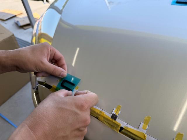 【ガーニッシュ・エンブレム貼り付け】　カローラクロス　新車　カスタム　ボンネットエンブレム　フロントバンパーガーニッシュ　エンブレム交換　お値打ち　安い　オリーブカーズ　三重県　四日市市