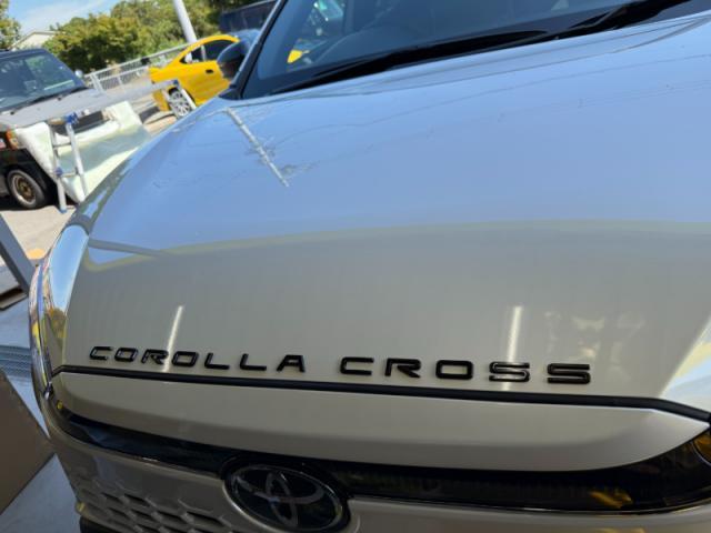 【ガーニッシュ・エンブレム貼り付け】　カローラクロス　新車　カスタム　ボンネットエンブレム　フロントバンパーガーニッシュ　エンブレム交換　お値打ち　安い　オリーブカーズ　三重県　四日市市