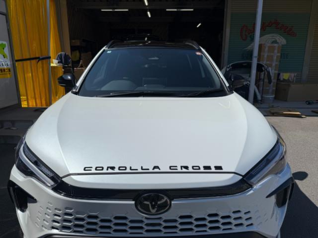 【ガーニッシュ・エンブレム貼り付け】　カローラクロス　新車　カスタム　ボンネットエンブレム　フロントバンパーガーニッシュ　エンブレム交換　お値打ち　安い　オリーブカーズ　三重県　四日市市