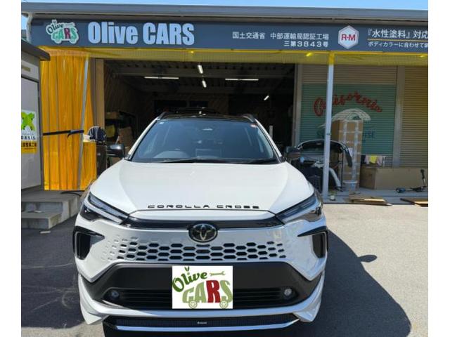 【ガーニッシュ・エンブレム貼り付け】　カローラクロス　新車　カスタム　ボンネットエンブレム　フロントバンパーガーニッシュ　エンブレム交換　お値打ち　安い　オリーブカーズ　三重県　四日市市