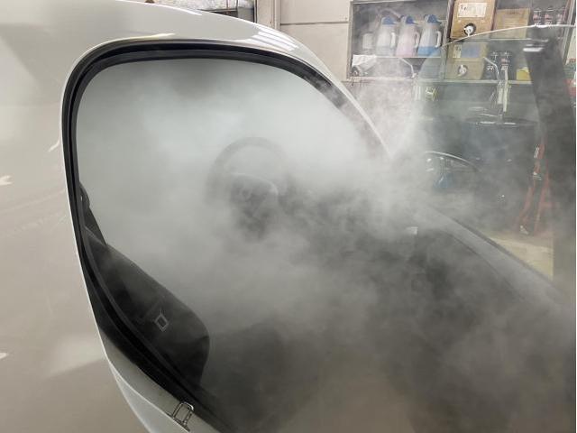 車のエアコン臭い　カーエアコンの嫌な臭いの原因を洗浄　ベンツスマートエバポレーター洗浄　全国一律料金　全国のカーエアコンクリーニング専門業者もご紹介可能