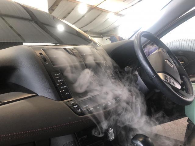 エアコン臭いが酸っぱいとクラウンカーエアコン洗浄。よくエアコン臭い 生乾きの臭いがなど問い合わせもありますが、車のエアコン臭いは車のエアコン内部の湿気からくるカビなどが原因です。カーエアコンクリーニング料金